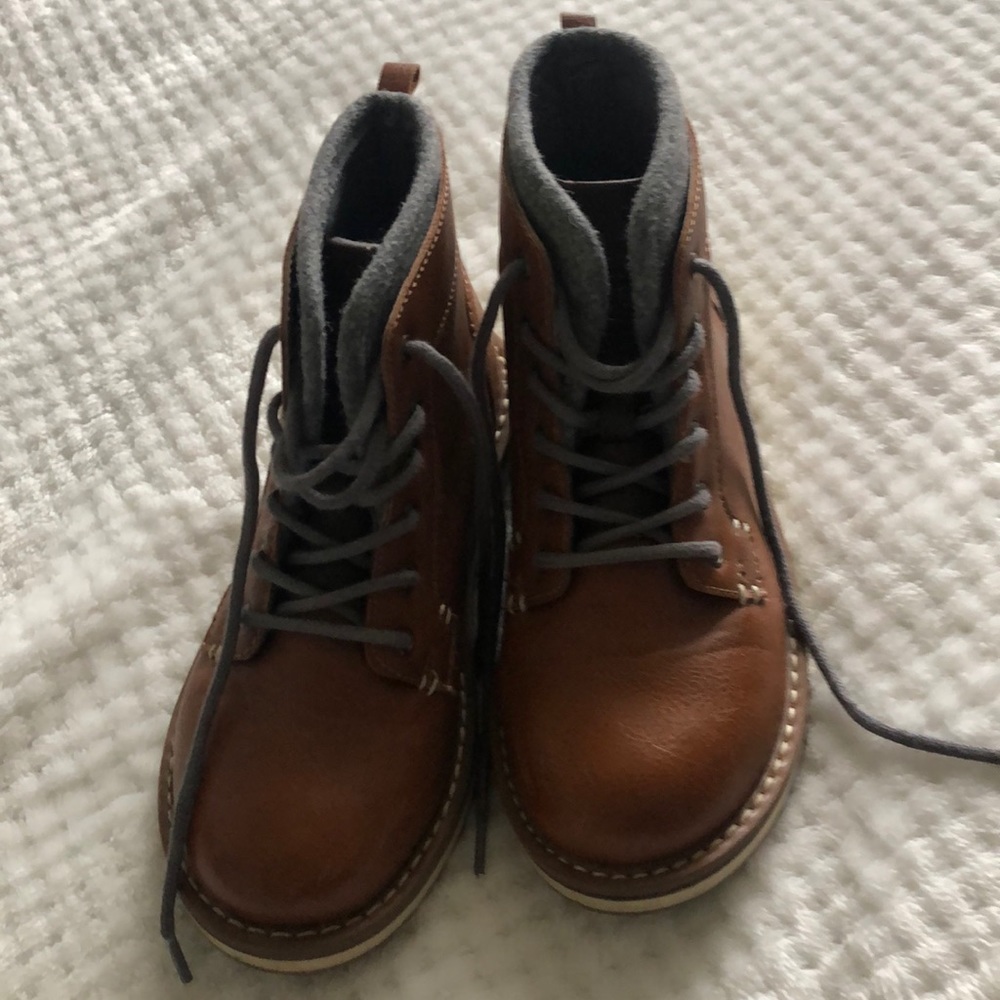 Like new boys boots